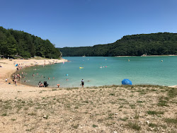 Plage de Surchauffant'in fotoğrafı geniş bir kıyı şeridi ile birlikte