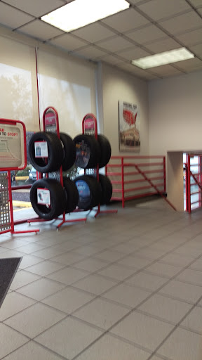 Tire Shop «Discount Tire Store - Kirkland, WA», reviews and photos, 12410 NE 124th St, Kirkland, WA 98034, USA