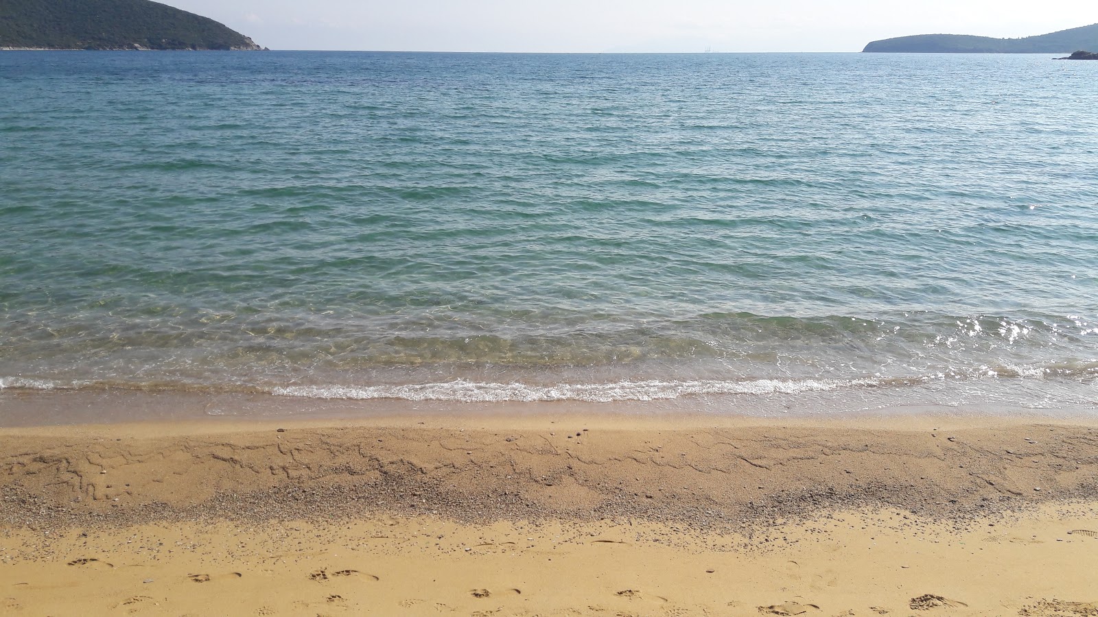 Foto di Nea Peramos beach con dritto e lungo