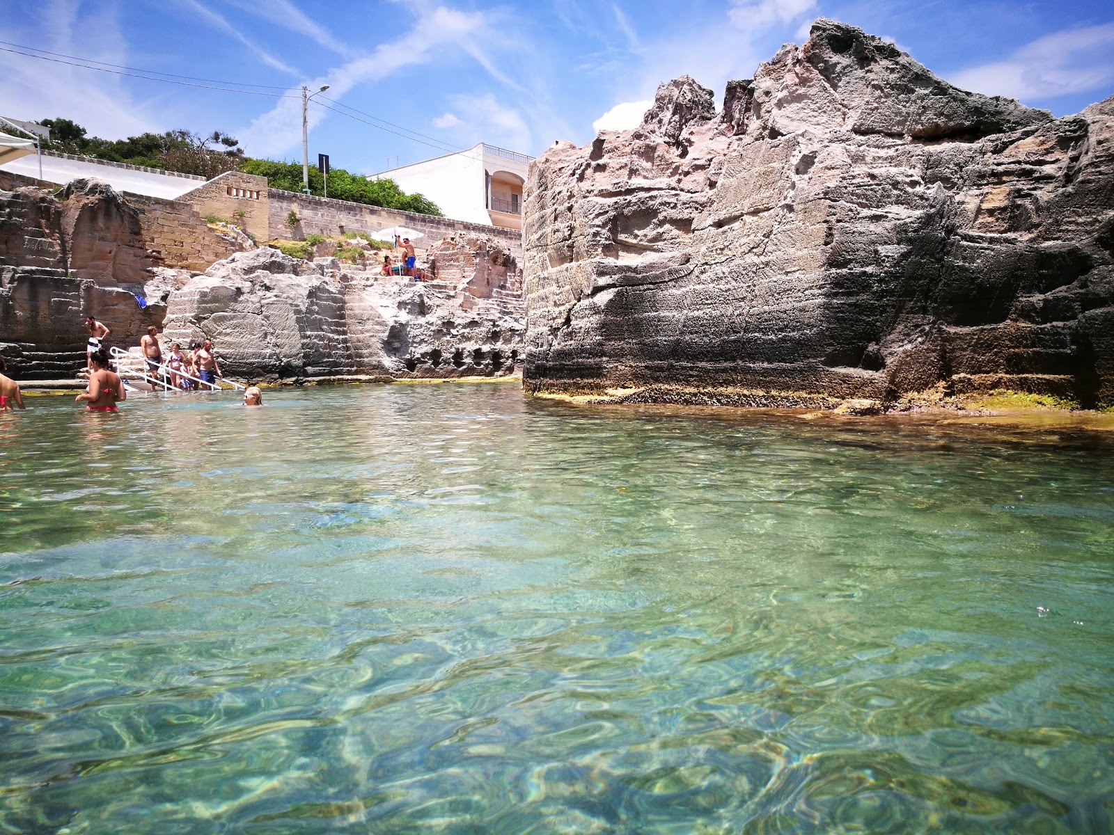 Fotografie cu Spiaggia e Piscina Naturale di Marina Serra înconjurat de munți