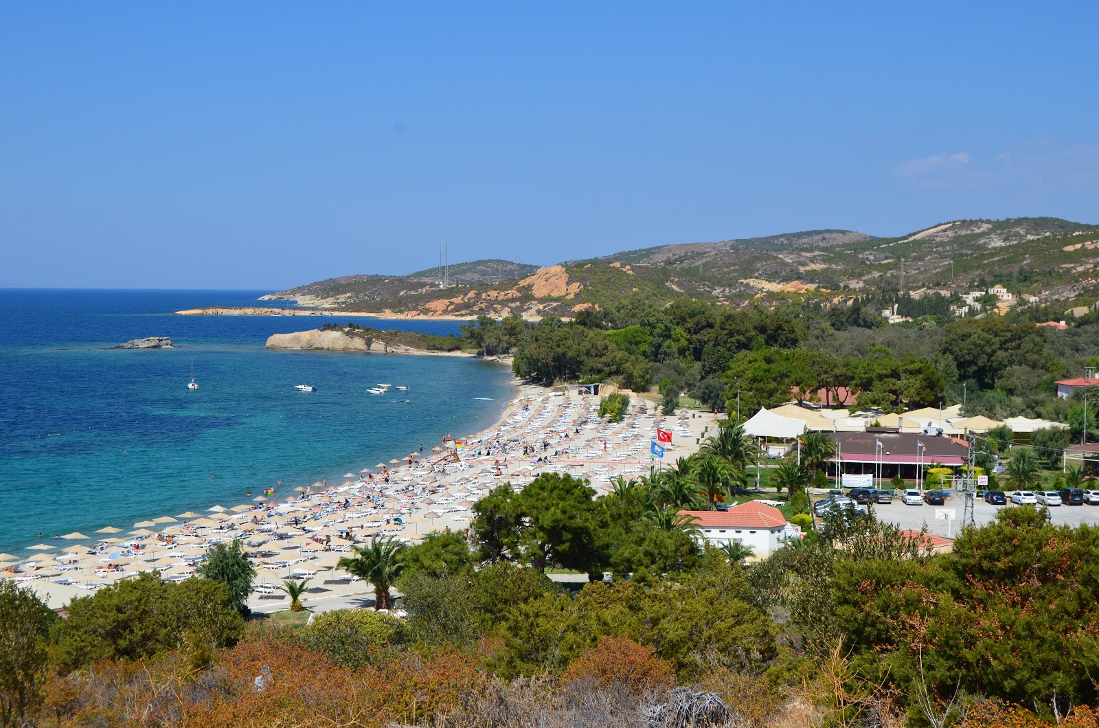Foto von Phokaia Club mit brauner sand Oberfläche