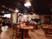 Atmosphère du Restaurant français Auberge Ailloud à Saint-Genix-les-Villages - n°18