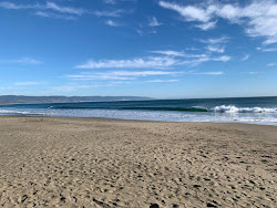 Photo de Drakes Beach entouré de montagnes