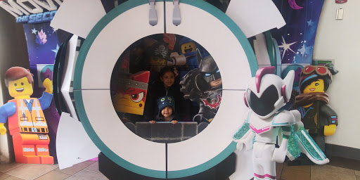 Movie Theater «B&B Theatres Overland Park 16», reviews and photos, 8601 W 135th St, Overland Park, KS 66223, USA