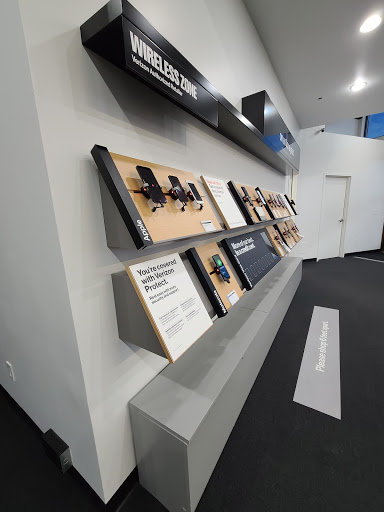 Cell Phone Store «Verizon Authorized Retailer - Wireless Zone», reviews and photos, 740 Main St #102, Mendota Heights, MN 55118, USA