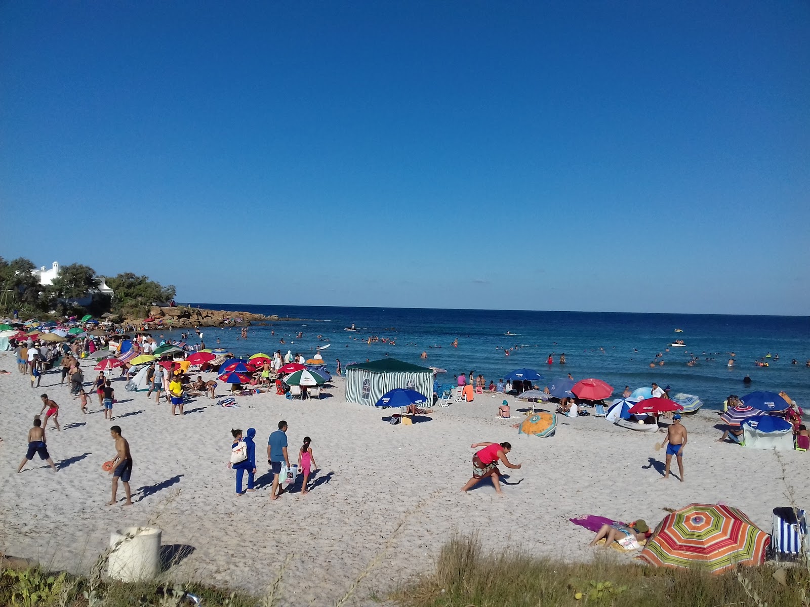 Foto di Fatha Beach con una superficie del sabbia beige