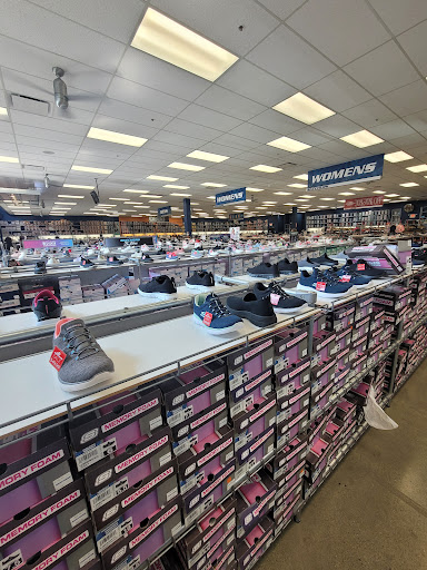 Shoe Store «SKECHERS Factory Outlet», reviews and photos, 3030 E 9th St, Oakland, CA 94601, USA