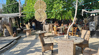 Atmosphère du Restaurant Guinguette de la petite prade chez pierre, ferme de la petite prade à Saint-Laurent-d'Aigouze - n°4