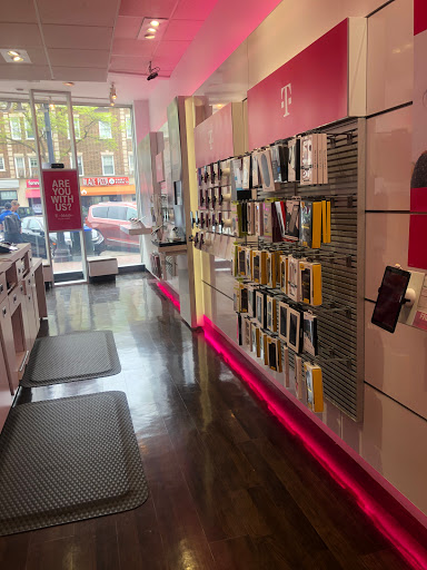 Cell Phone Store «T-Mobile», reviews and photos, 1732 Sherman Ave, Evanston, IL 60201, USA