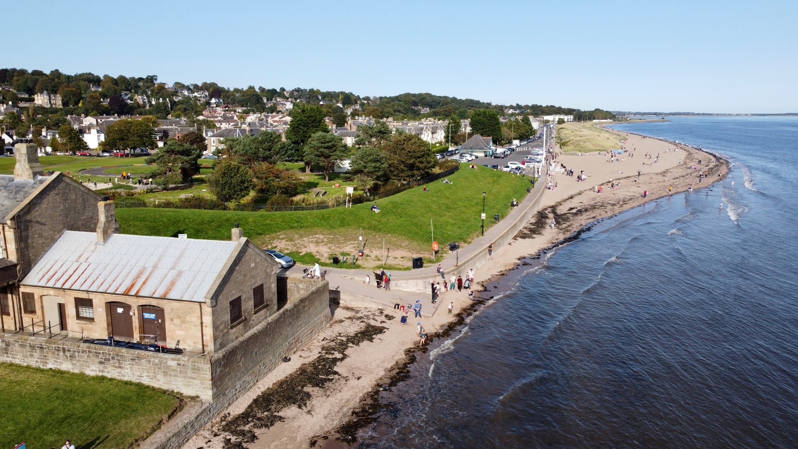 Valokuva Broughty Ferry Beachista. pinnalla turkoosi puhdas vesi:n kanssa