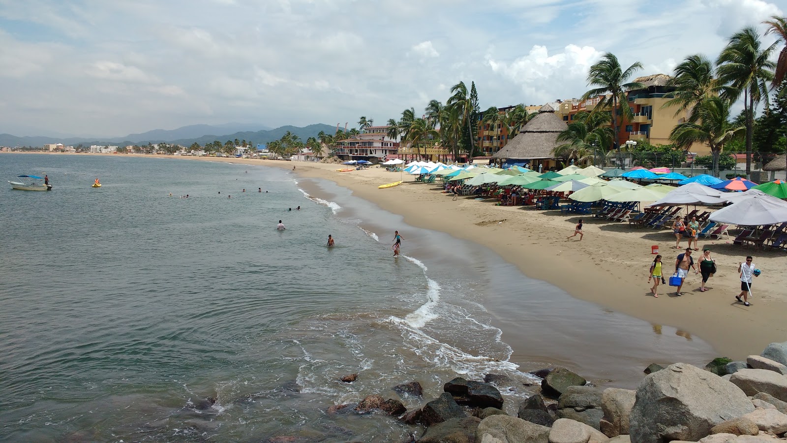 Photo de Playa Las Brisas avec sable brun de surface