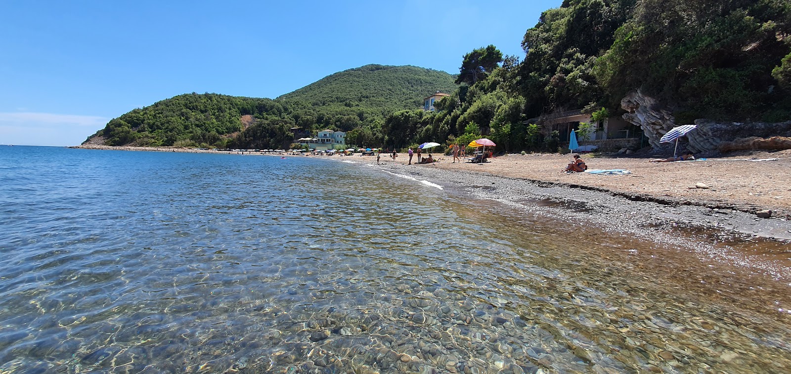Foto di Cala del Telegrafo con una superficie del sabbia grigia e ciottoli