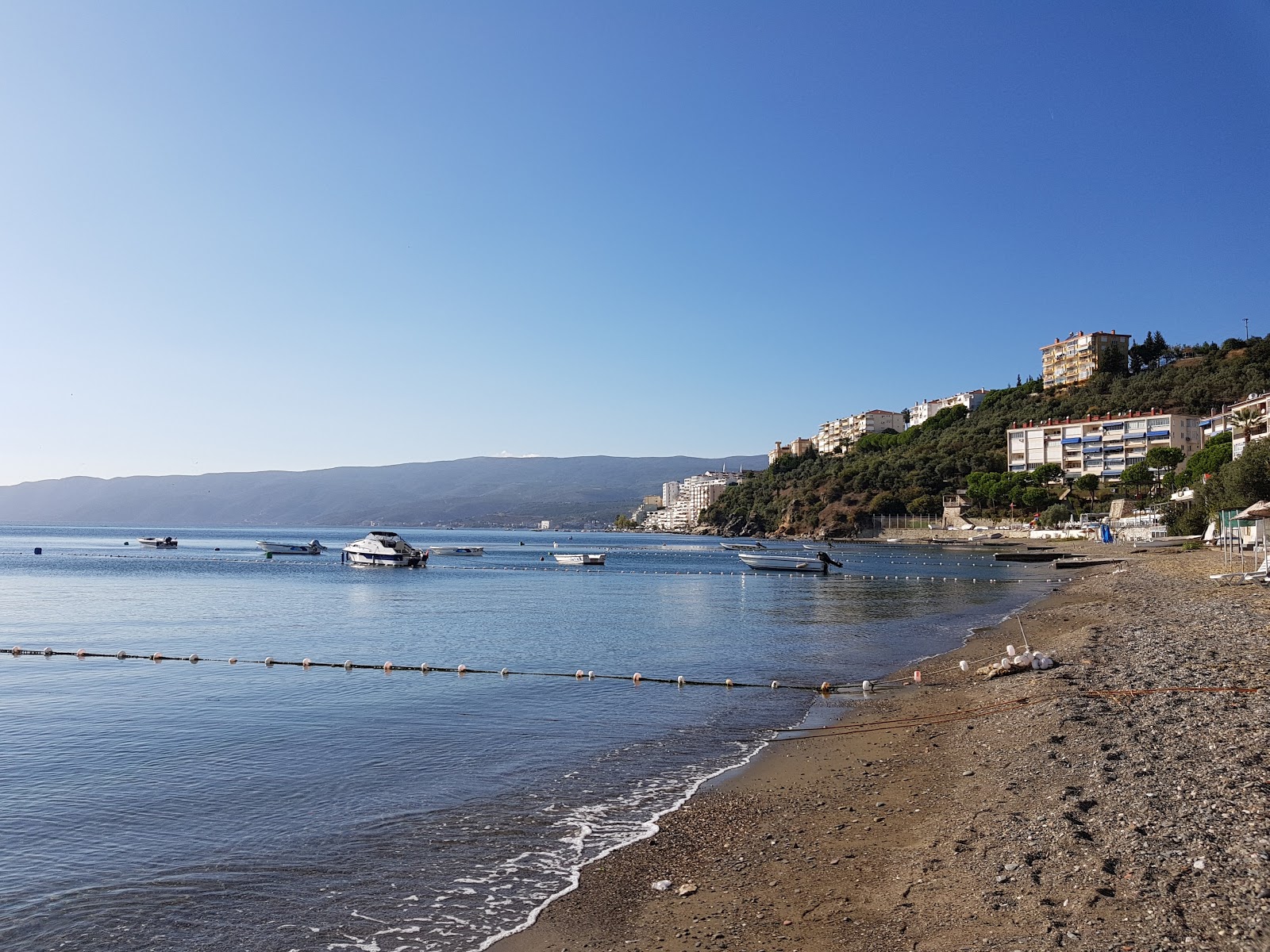 Foto av Yalikent Sitesi beach med harmaa hiekka ja kivi yta