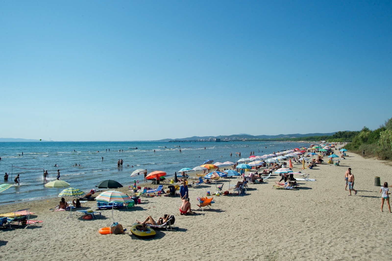 Foto av Puntone di Scarlino med lång rak strand