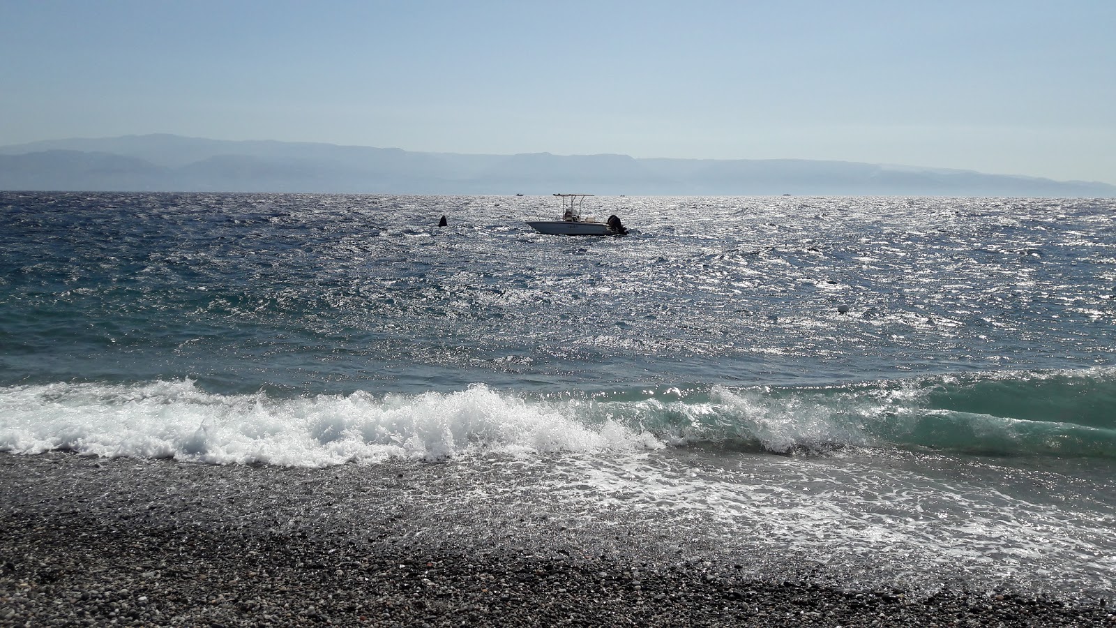 Foto von Mili Marina beach II mit geräumiger strand