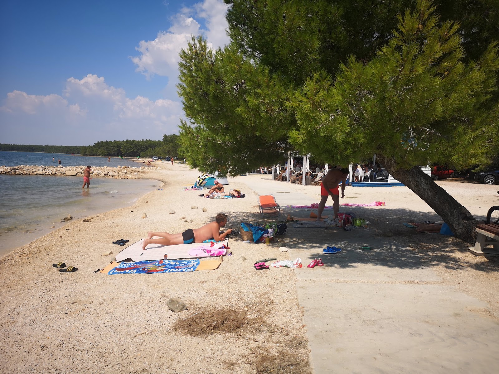 Foto di Plaza i suma con una superficie del acqua cristallina