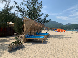 Foto van Kim Lien Beach met recht en lang