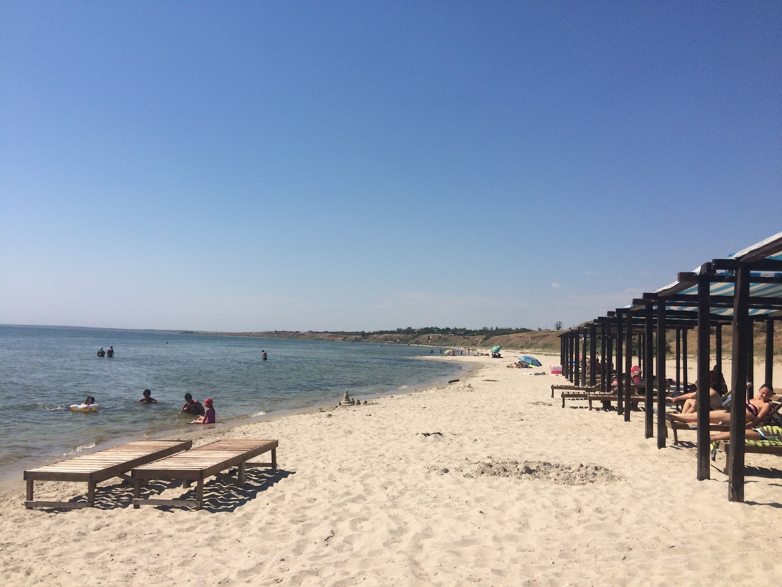 Foto von Nyzhniy Plyazh Akz mit heller sand Oberfläche