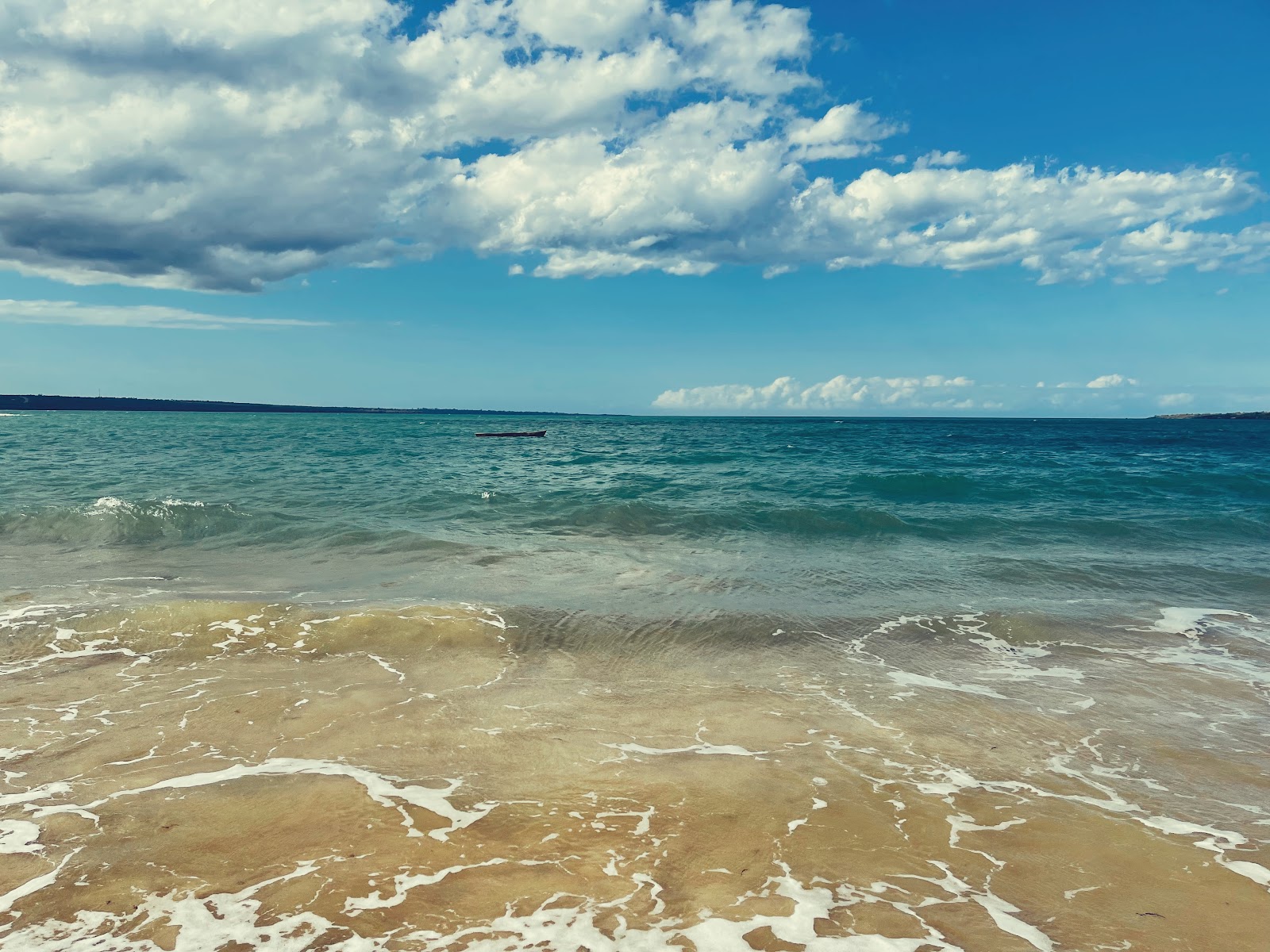 Foto av Ngande Coco Beach med turkos rent vatten yta