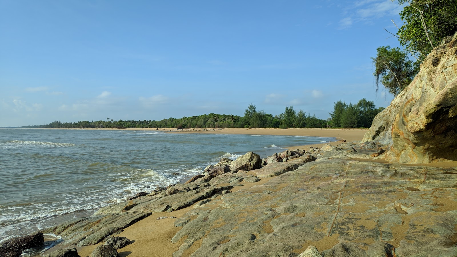 Photo de Tanjung Batu Beach avec rivage droit, long