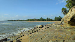 Tanjung Batu Beach'in fotoğrafı düz ve uzun ile birlikte