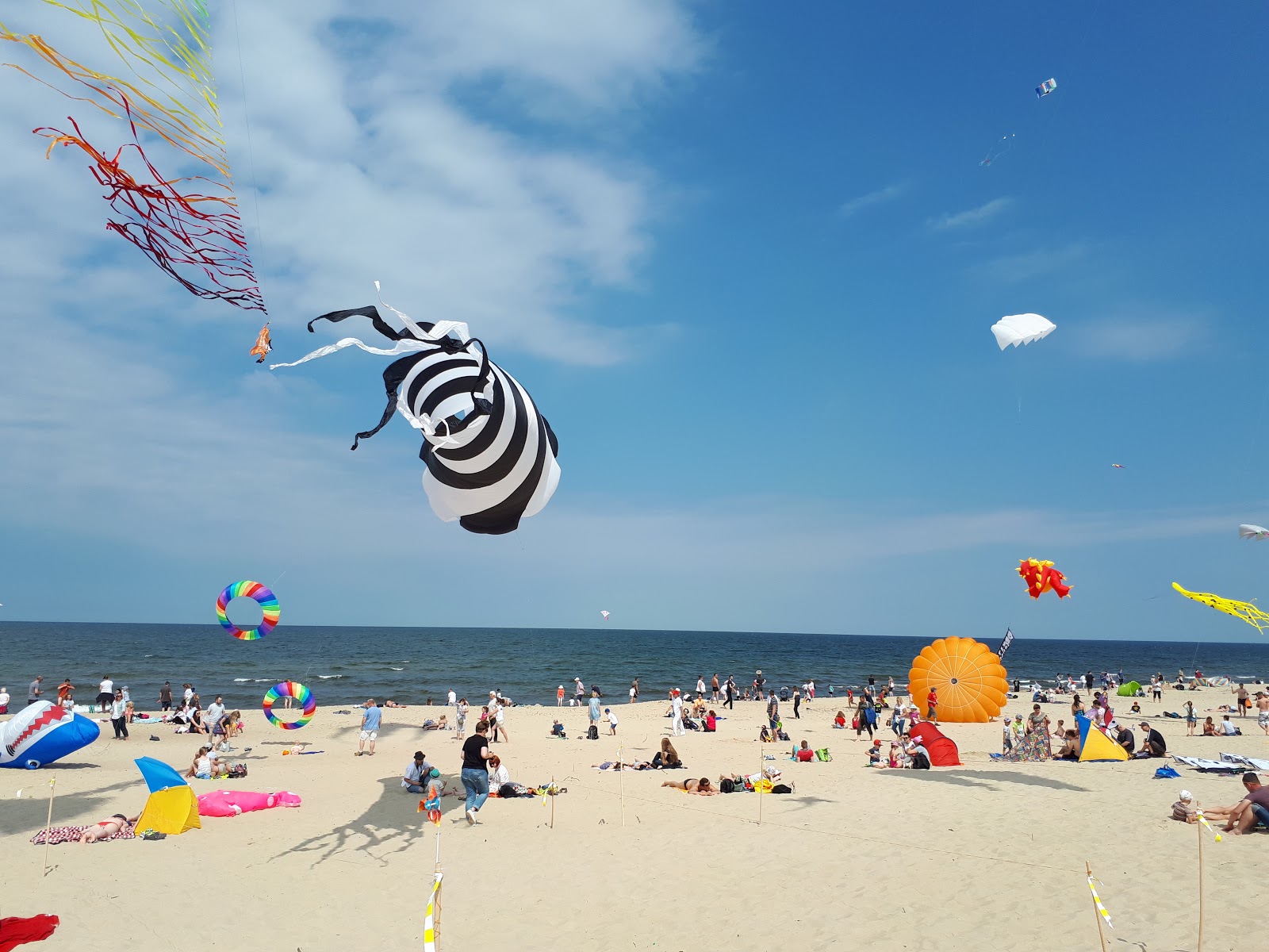 Photo de Gdansk beach ent 16 avec l'eau cristalline de surface