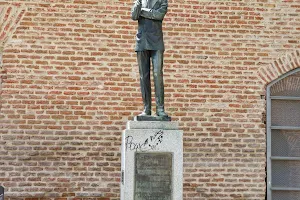 Monumento a Agustín Lara image