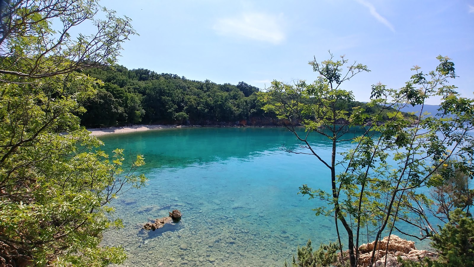 Foto von Brzac bay mit beiger kiesel Oberfläche