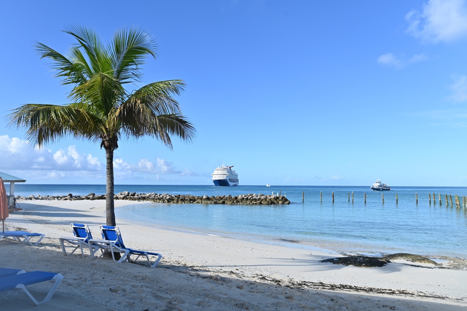 Princess Cays beach的照片 带有碧绿色纯水表面