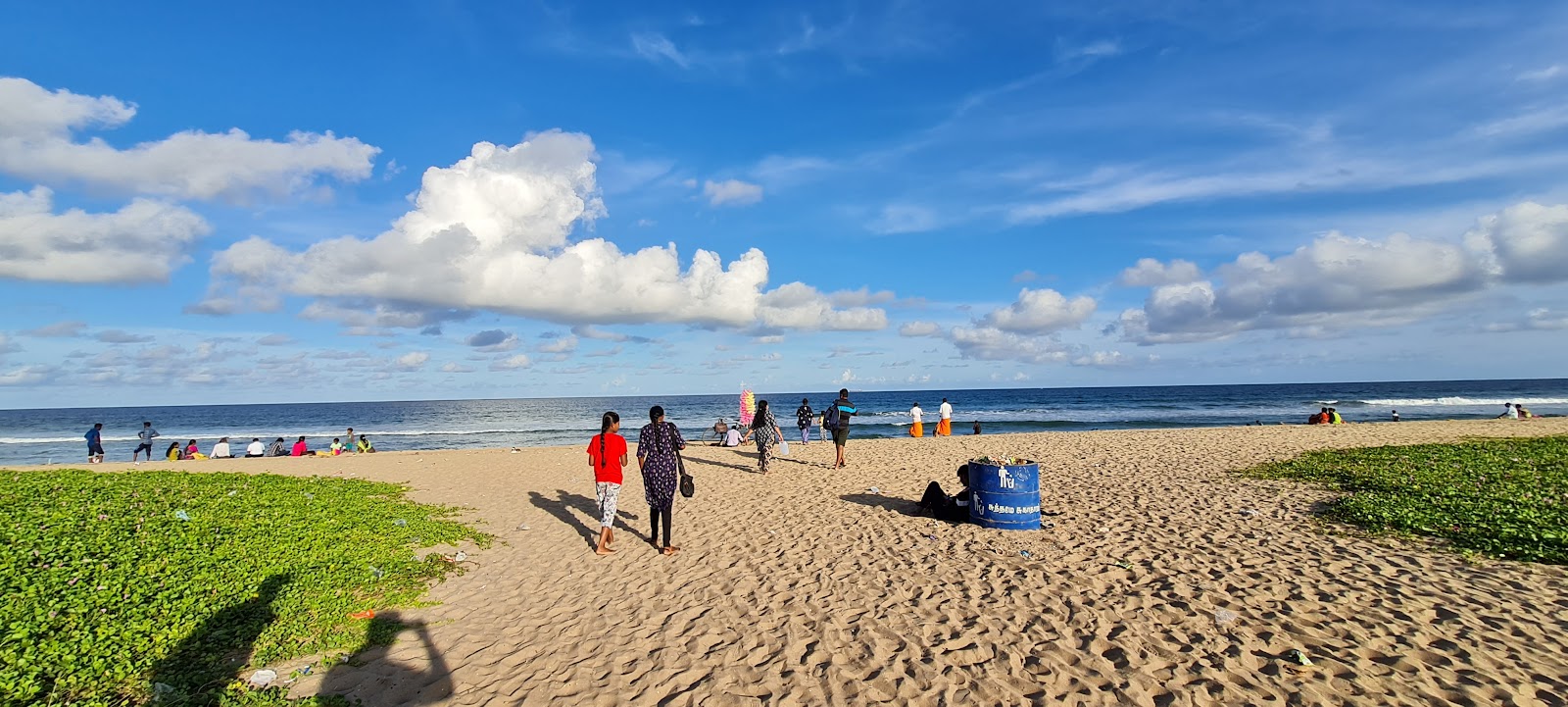 Foto di Akkarai Beach con una superficie del acqua cristallina