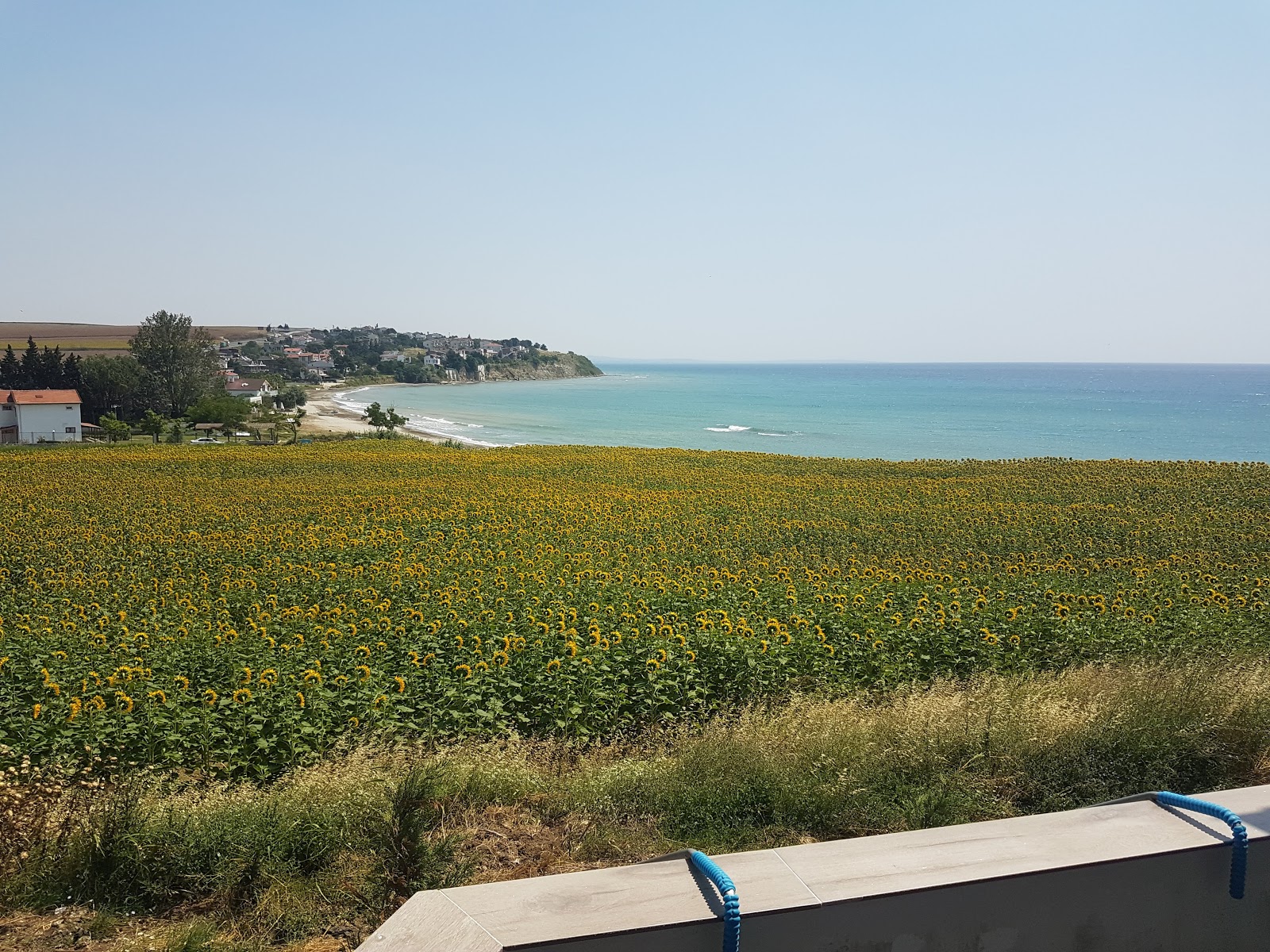 Φωτογραφία του Hurriyet beach με μπεζ άμμος και βότσαλα επιφάνεια