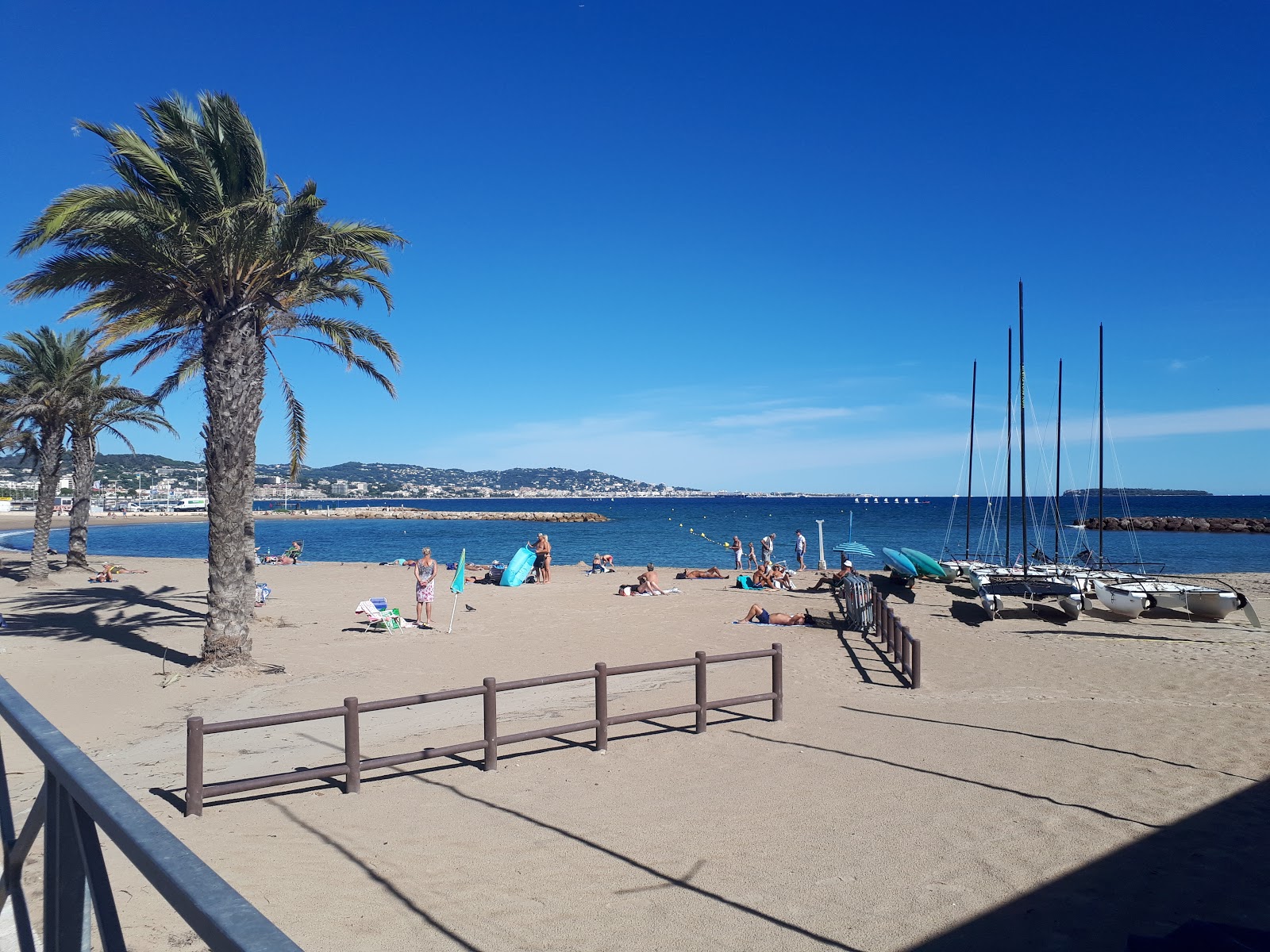 Φωτογραφία του Plage du Sable d'Or με μπλέ νερό επιφάνεια