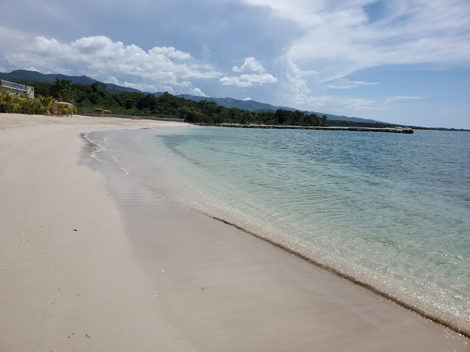 Photo de Saint Ann's Bay avec l'eau cristalline de surface