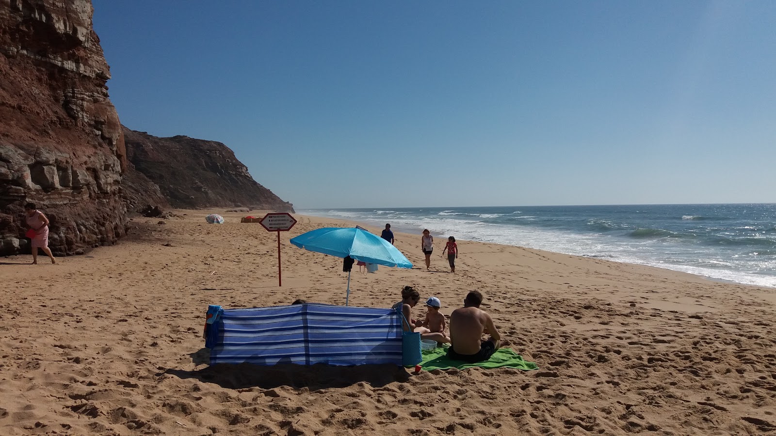 Foto af Praia de Valmitao bakket op af klipperne