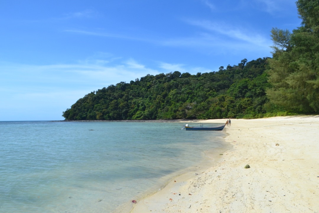Beras Basah Beach'in fotoğrafı uçurumlarla desteklenmiş