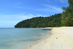 Beras Basah Beach'in fotoğrafı uçurumlarla desteklenmiş