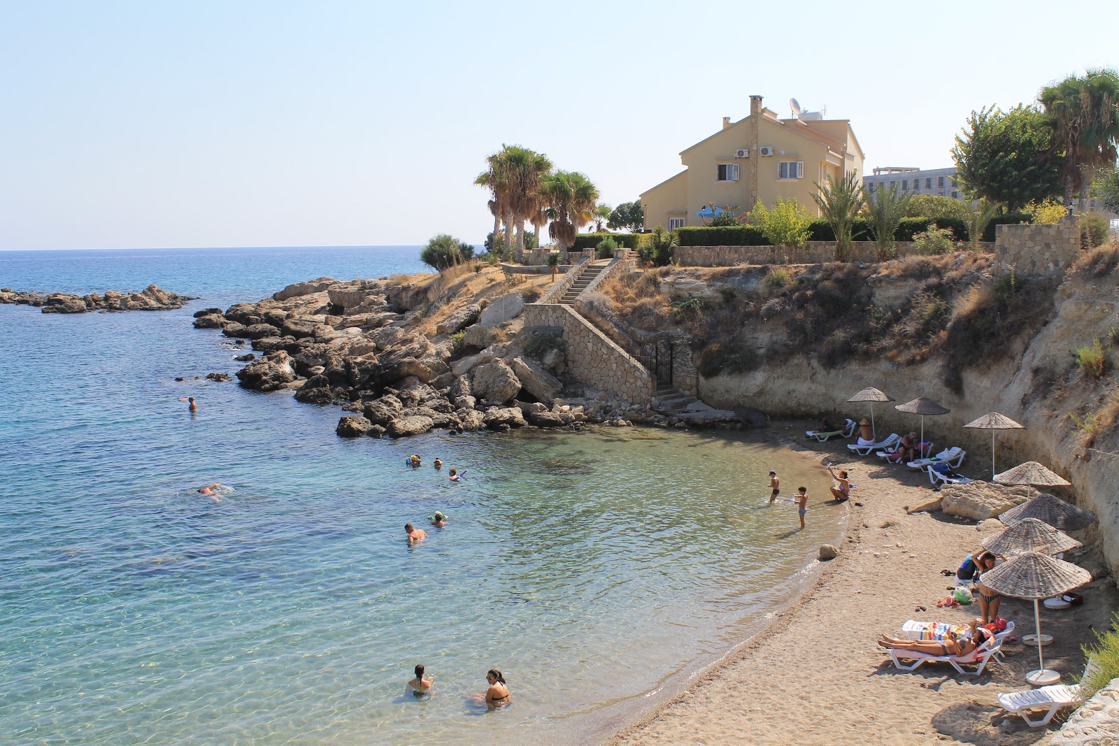 Foto de Sempati Beach con arena beige superficie