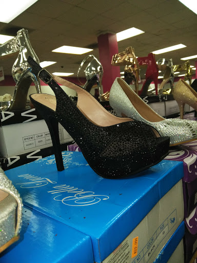 Shopping Mall «Freedom Village Shopping Center», reviews and photos, 1039 Alleghany St, Charlotte, NC 28208, USA