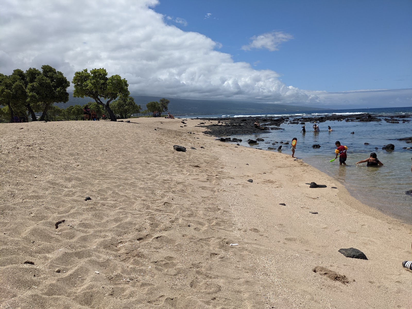 Foto de Kailua Kona Beach com areia brilhante superfície