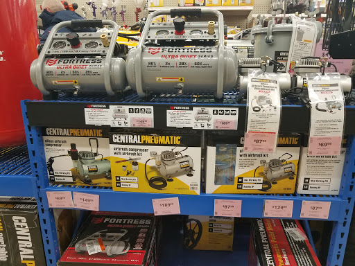 Hardware Store «Harbor Freight Tools», reviews and photos, 904 N Lake St, Aurora, IL 60506, USA