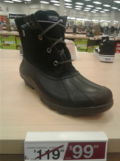 Shoe Store «Famous Footwear», reviews and photos, 1665 Olentangy River Rd, Columbus, OH 43212, USA