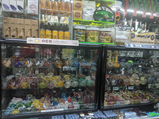 Tobacco Shop «The Hub Smoke Shop & Gifts», reviews and photos, 6410 N Oak Trafficway, Kansas City, MO 64118, USA