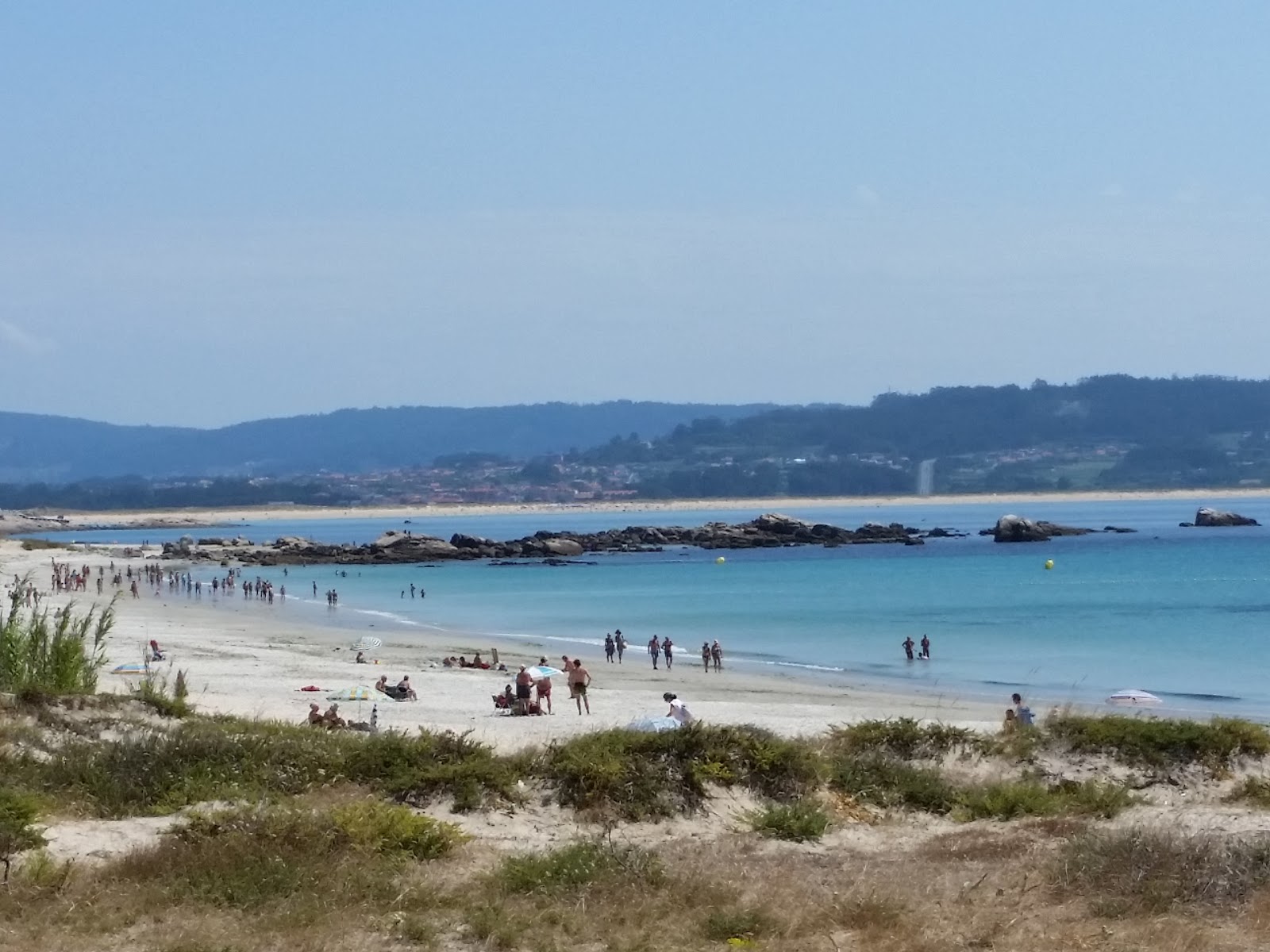 Foto di Area da Cruz beach con una superficie del sabbia bianca fine