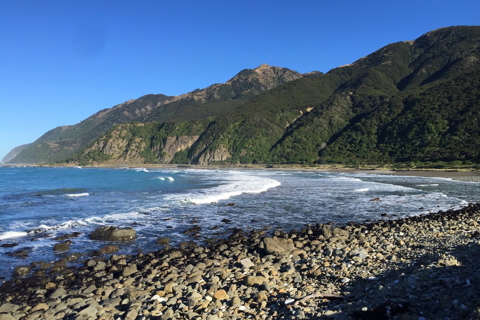 Foto von Okiwi Bay Beach mit felsiges gelände Oberfläche