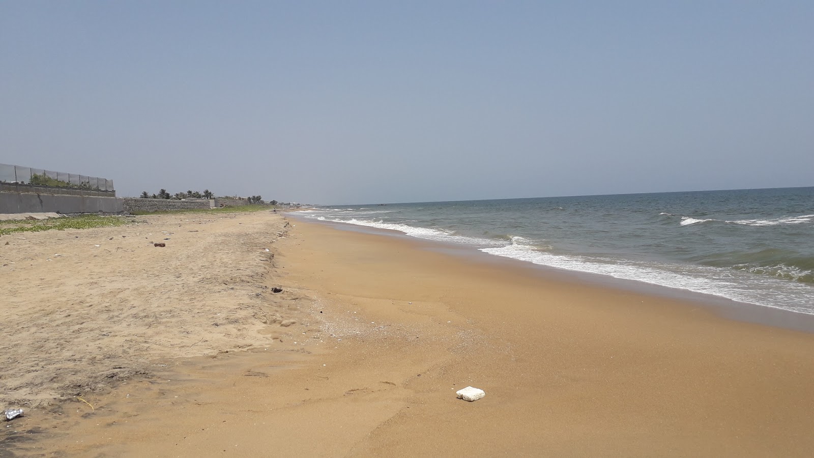 Kanathur Beach的照片 带有碧绿色纯水表面