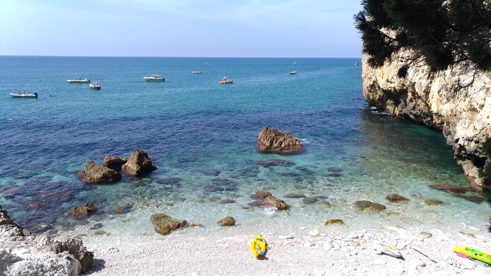 Valokuva Spiaggia Dei Prigionieriista. pinnalla harmaa kivi:n kanssa