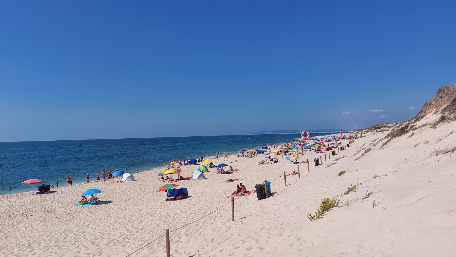 Foto von Praia Osso da Baleia mit beiger sand Oberfläche