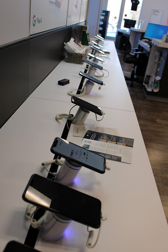 Cell Phone Store «Verizon Wireless Hopkinton», reviews and photos, 89 W Main St, Hopkinton, MA 01748, USA