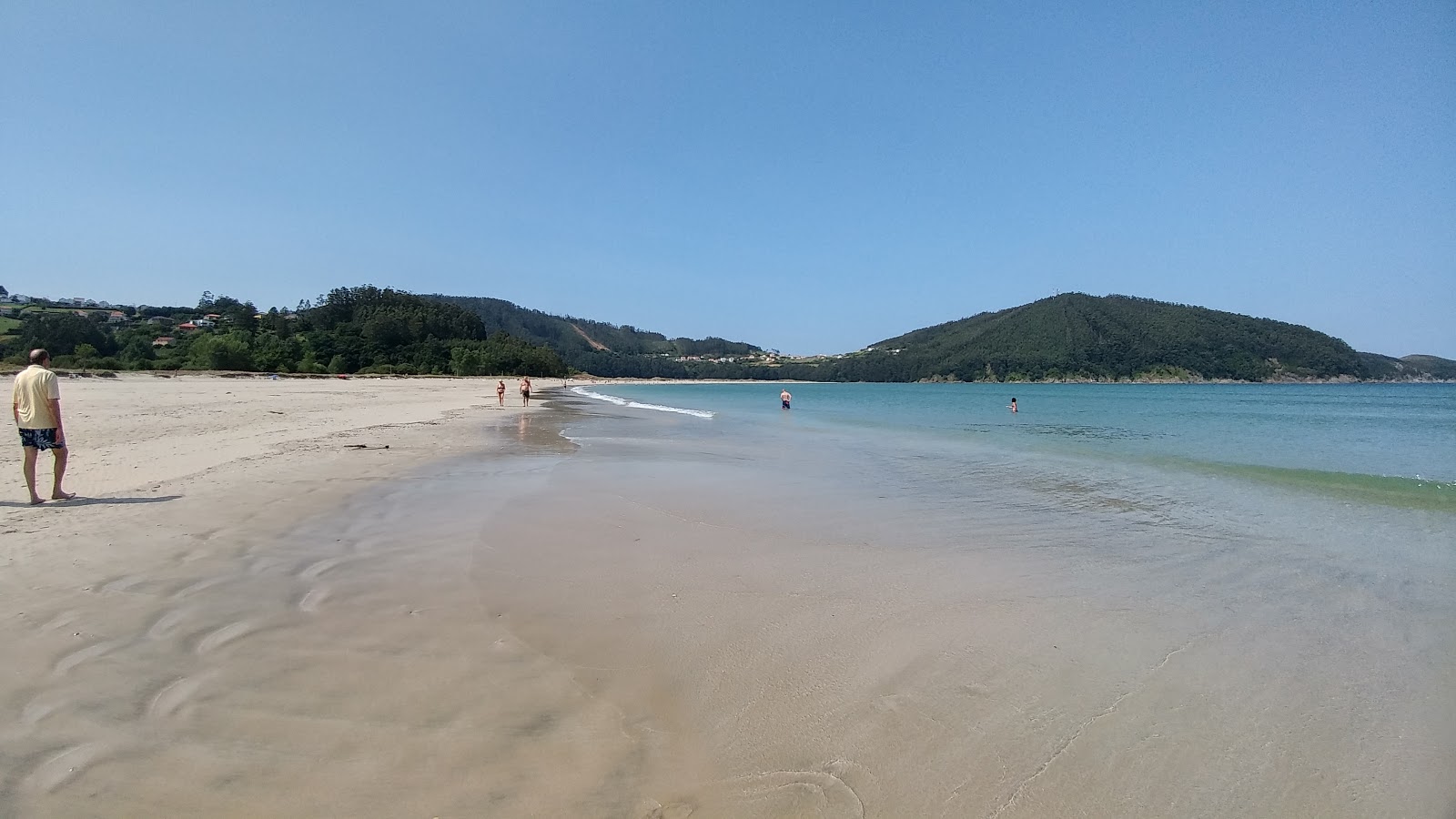 Foto de Playa de Vilarube con agua turquesa superficie