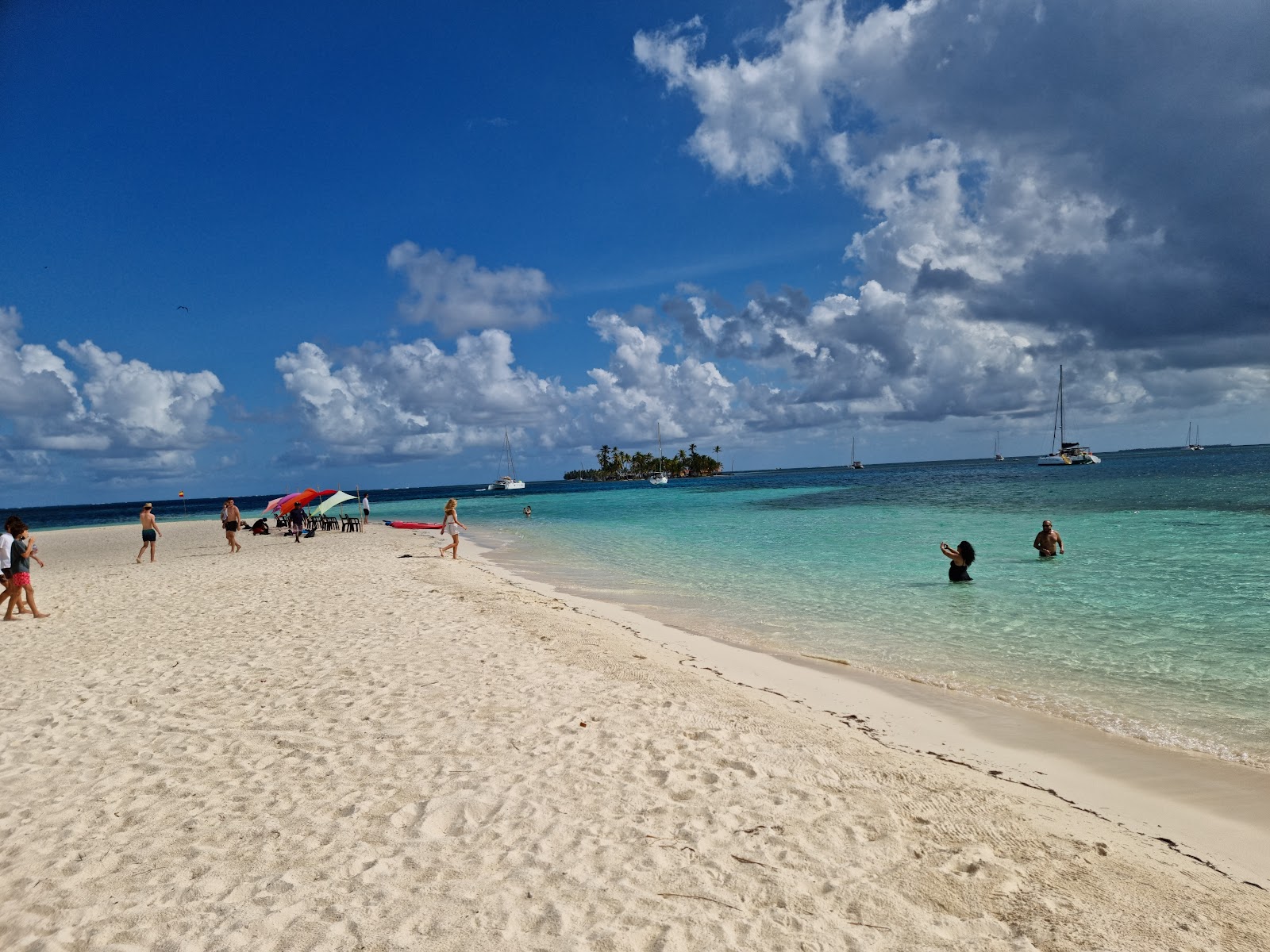 Foto van Strand van Big Dog Island met turquoise puur water oppervlakte